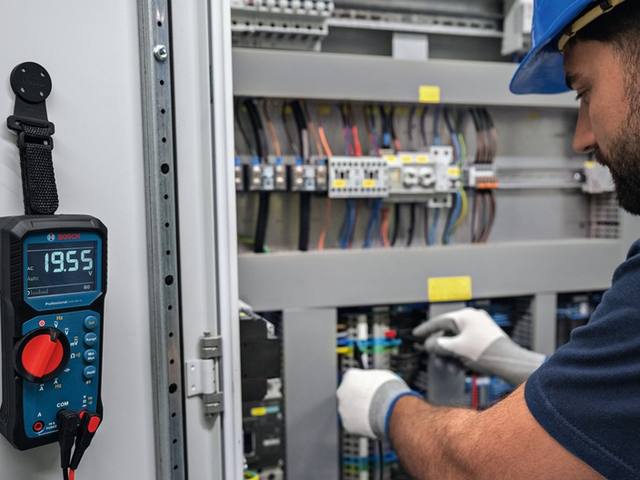 Elektroinstallation an einem Schaltschrank